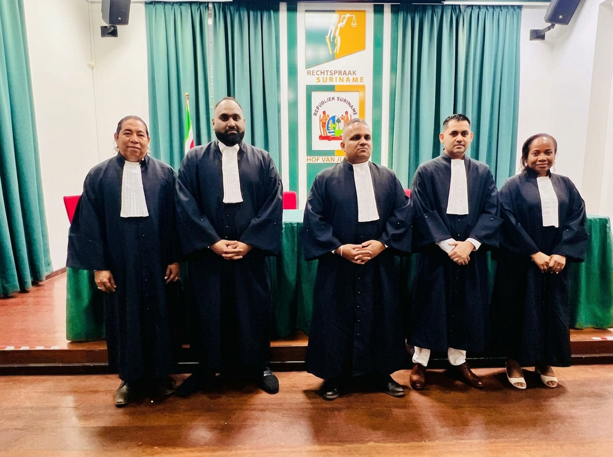 Advocaat Joyce Foort met collega-advocaten bij het Hof van Justitie in Suriname